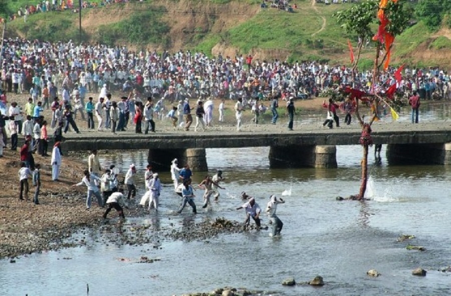 2_09_11_19_575-hurt-in-Pandhurnas-Gotmar-Mela_1_H@@IGHT_591_W@@IDTH_900 2_09_11_19_575-hurt-in-Pandhurnas-Gotmar-Mela_1_H@@IGHT_591_W@@IDTH_900